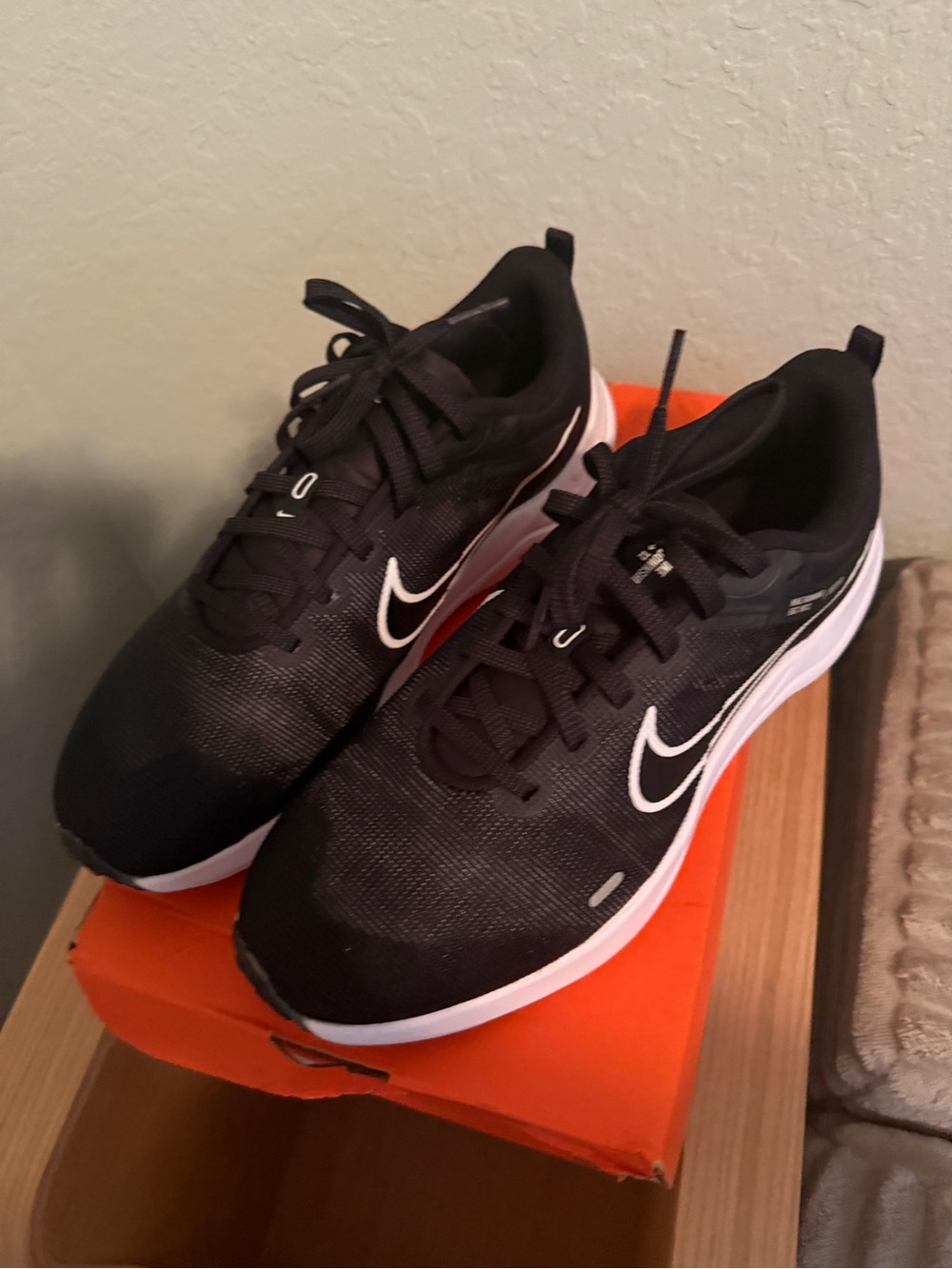 Nike Black and White Running Sneakers - Picture 4 of 4